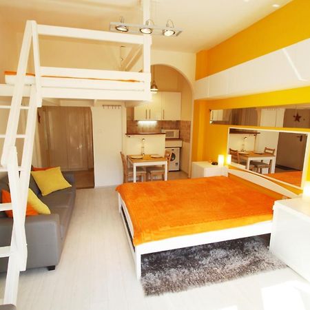 Sunny Studio With Balcony In Party District 布达佩斯 外观 照片