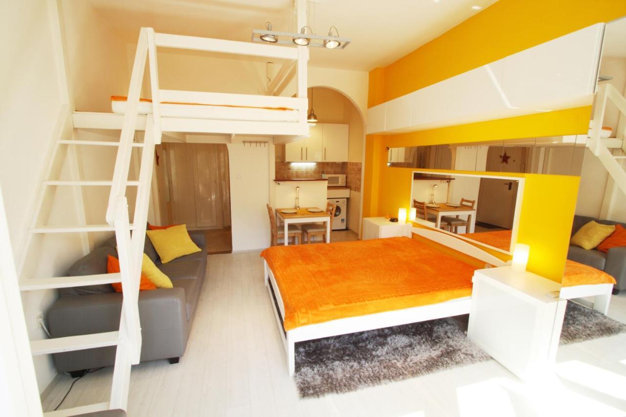 Sunny Studio With Balcony In Party District 布达佩斯 外观 照片