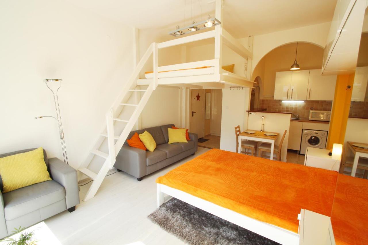 Sunny Studio With Balcony In Party District 布达佩斯 外观 照片