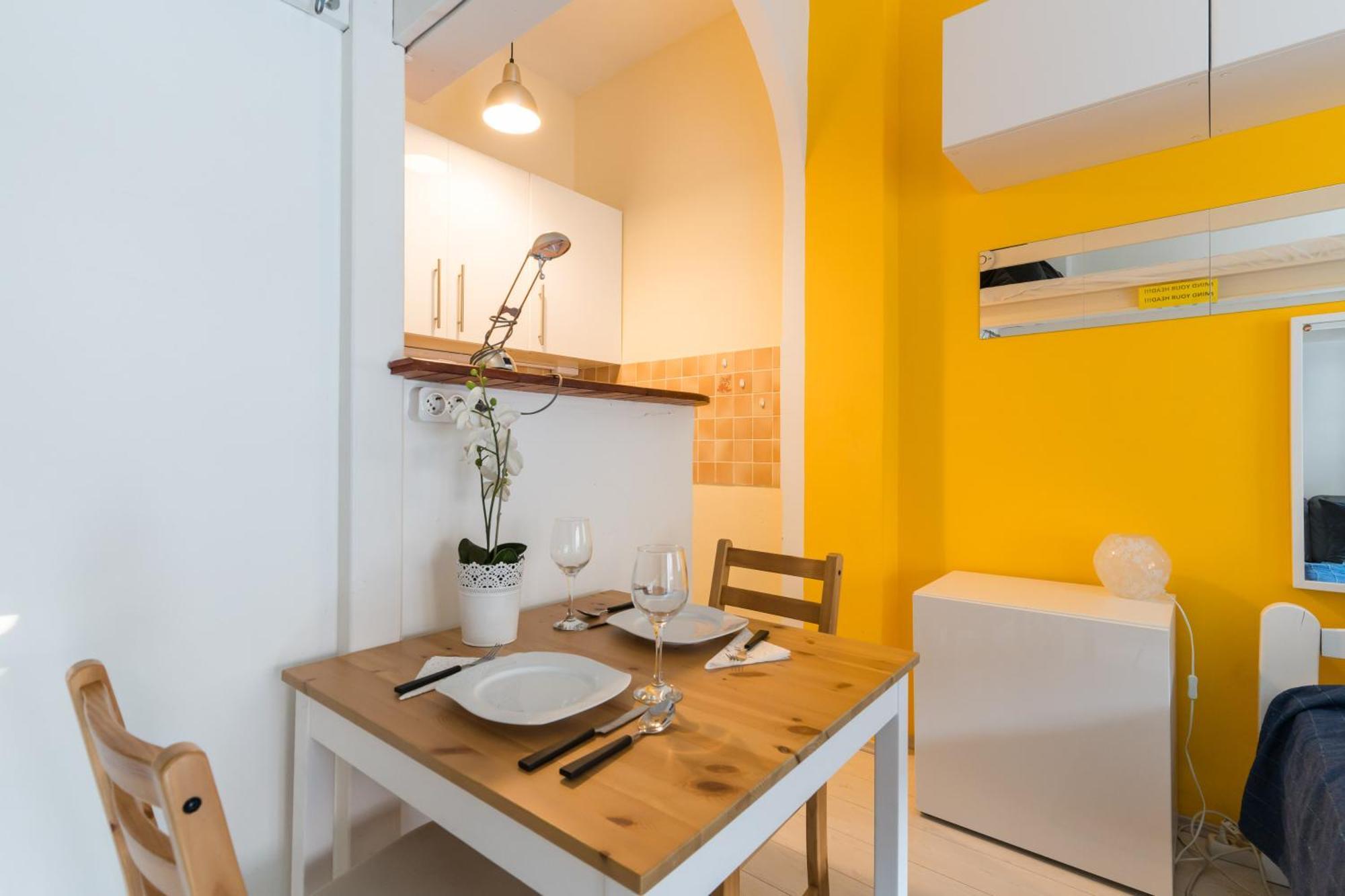 Sunny Studio With Balcony In Party District 布达佩斯 外观 照片